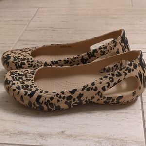 CROCS Kadee Tan and Black Slip-On Flats Versatile Loafers